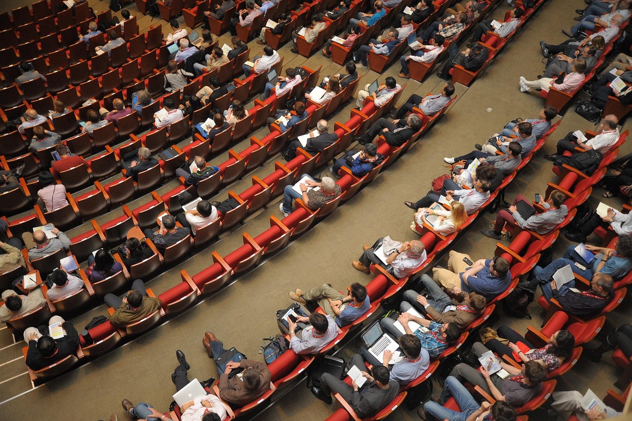 Immagine decorativa: vista dall'alto di un'aula durante una lezione