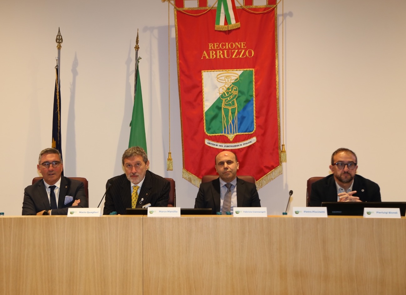 Fermo immagine dell'evento tenuto a L'Aquila: alcuni membri della Giunta Regionale durante l'evento