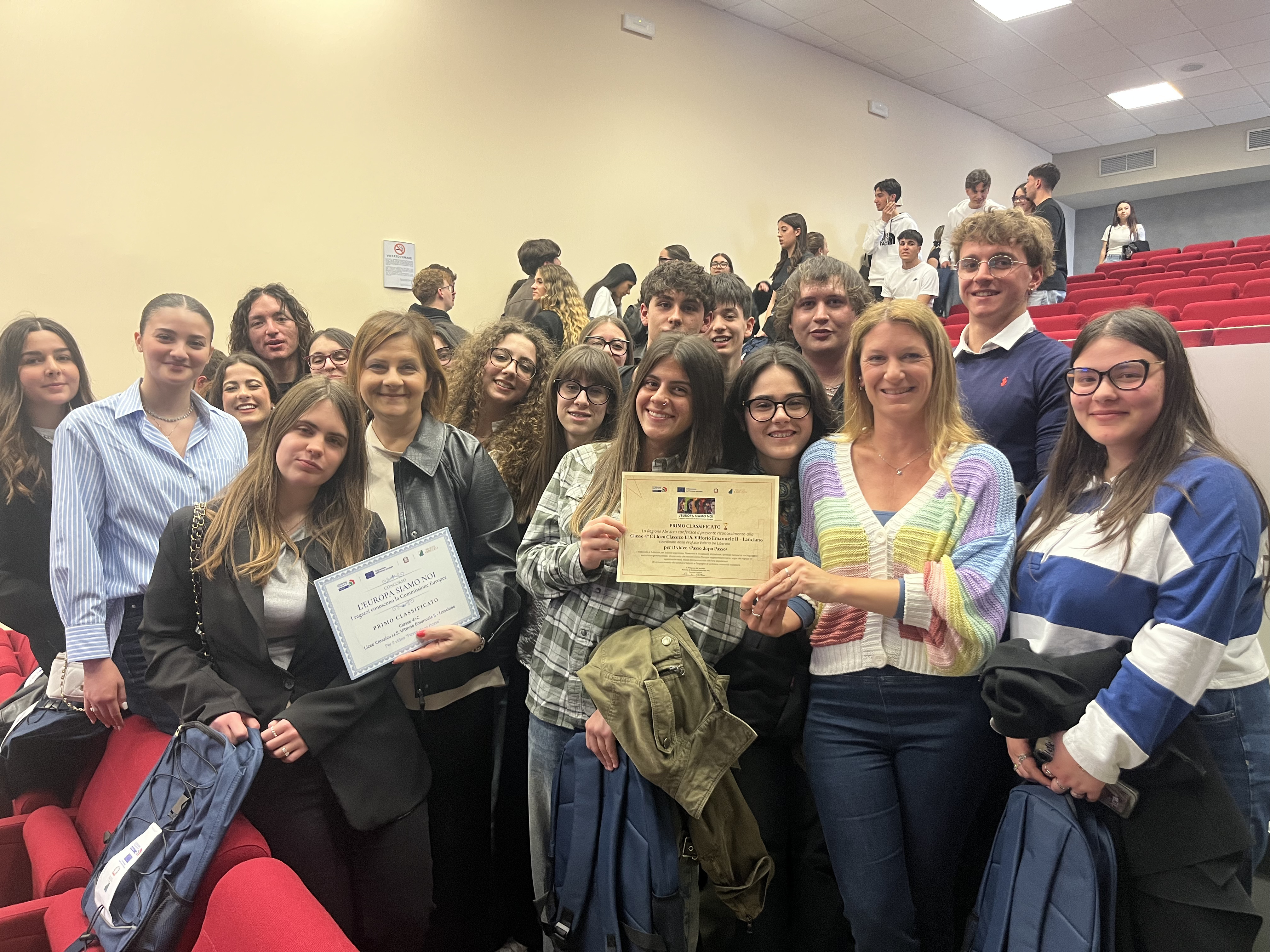Foto di studenti e professori del liceo vincitore del primo premio
