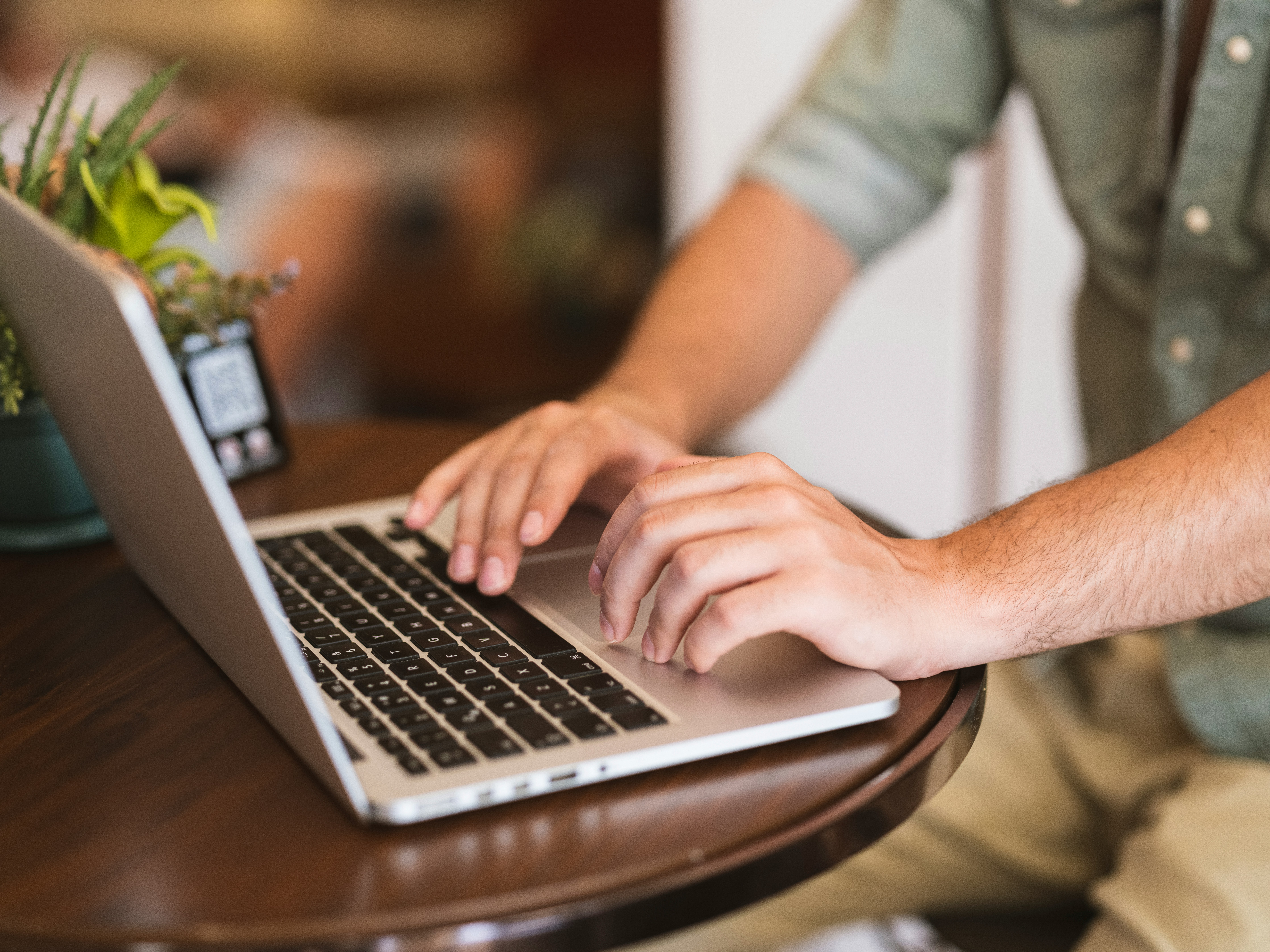 Un uomo che digita su un computer portatile